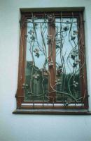 Оригинальная кованая оконная решетка с виноградной лозой 