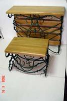 Кованый столик с деревянной столешницей и кованый стул 